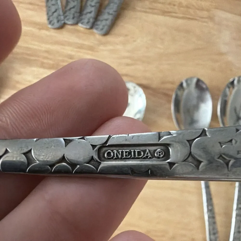 Oneida AA-13 Lola Stainless Steel Dot Handle Flatware Set 16pc Forks and Spoons